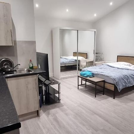 Ilford Towncentre Large Studio Екстер'єр фото