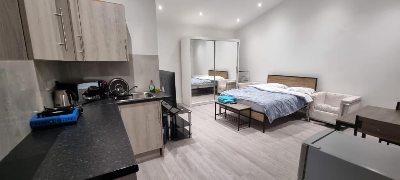 Ilford Towncentre Large Studio Екстер'єр фото