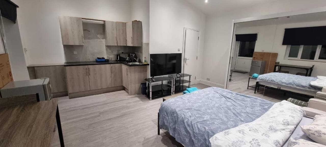 Ilford Towncentre Large Studio Екстер'єр фото
